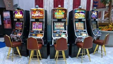 Live dealer at Singapore Pools blackjack table on luxury12 slot